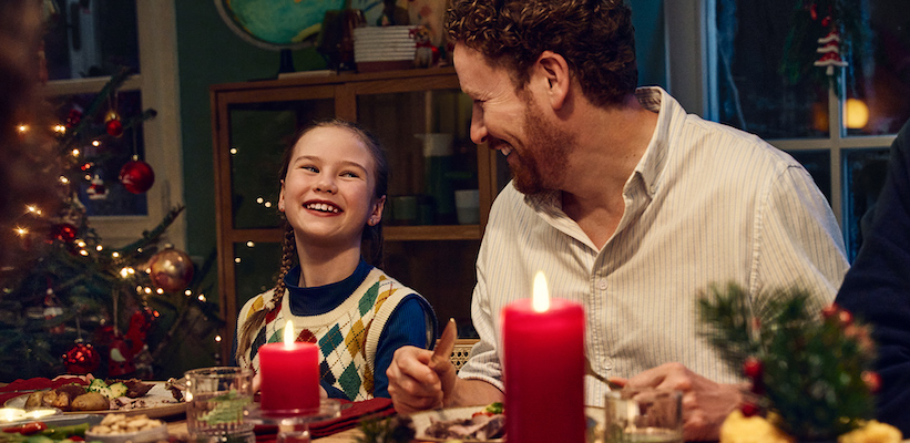 papa en dochter aan feesttafel met kerst