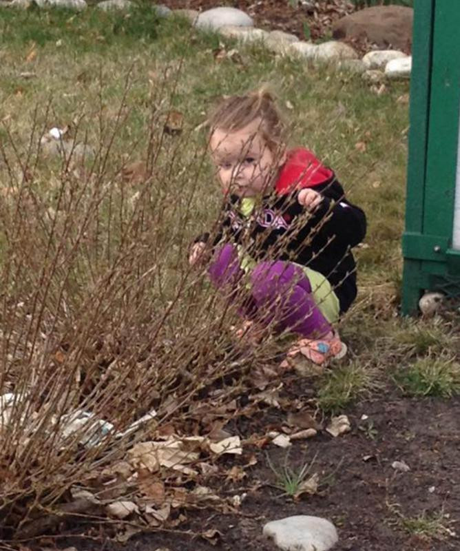 enfant derrière le buisson