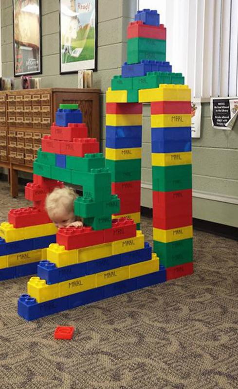  enfant dans la construction d'une maison