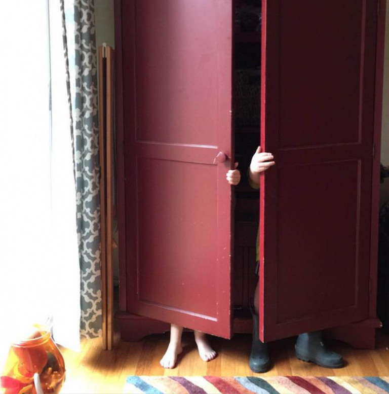 enfants dans l’armoire