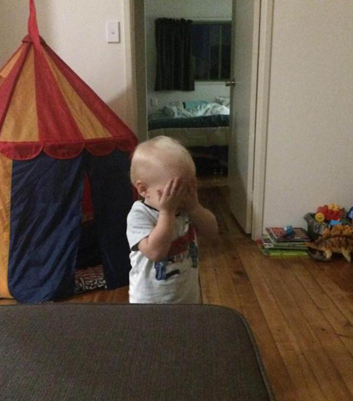 enfant avec les mains devant les yeux 